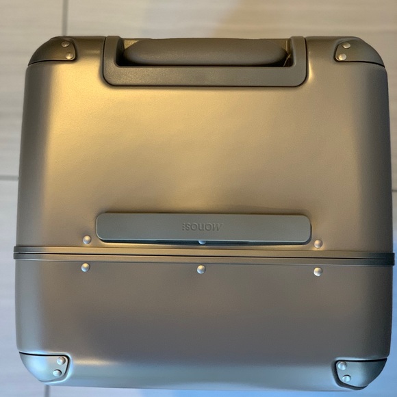 New Hybrid suitcase-trunk w/ telescopic handle, TSA locks & smooth wheels. - Picture 12 of 15